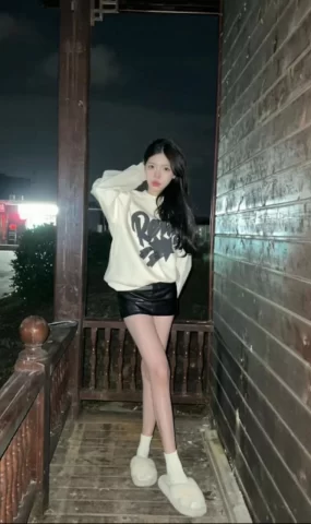 脚模面试脸足同框套路系列-116 165 98 37拖鞋展示黑丝[7P]