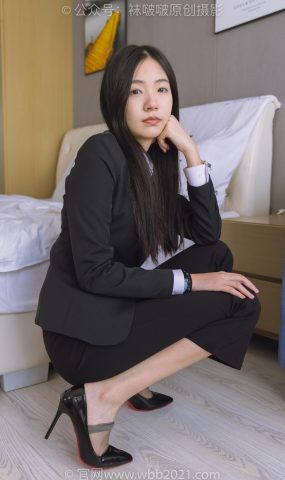 [BoBoSocks袜啵啵]NO.245 小甜豆-高跟鞋、短灰丝、半蹲镜头较多 [156P]