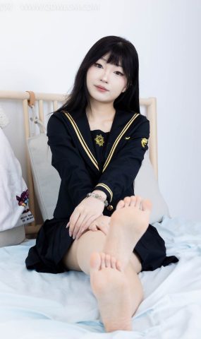 勿恋传媒 NO.2423 嘟嘟-JK至服、板鞋、白色蕾SI船袜、裸足[126P]