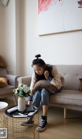 勿恋传媒 No.080 雯雯-牛仔裤搭配匡威高帮帆布鞋 [141P]