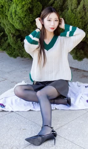 勿恋传媒 NO.2509 泡泡-高跟鞋、油亮薄黑丝、户外草地丝袜[180P]