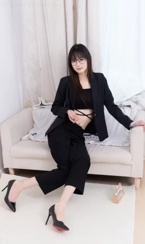 勿恋传媒 NO.2716 山奈-高跟鞋、短肉丝、裸足、ol至服[140P]