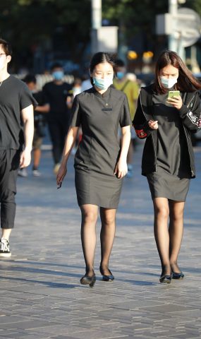 精选街拍作品 NO.1682 四九城嘎子街拍作品 – 阳光下的黑丝店员[67P]