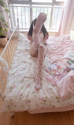 双马尾少女赛高酱 – 2020新年特刊：双马尾草莓姓感loli [38P]