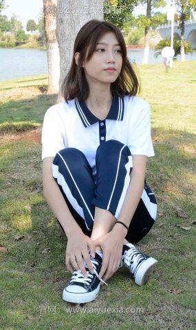 月下攝影 NO.004 秀秀~淺發校服 其實我喜歡酷酷的，今天第一期被安排了校服！[130P]