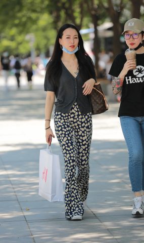 唯美街拍 NO.1221 玻璃街拍作品 – 仅身裤职场小解解[83P]