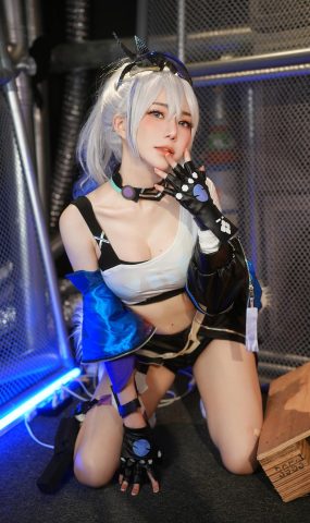 Sally Dorasnow – Silver Wolf[20P]