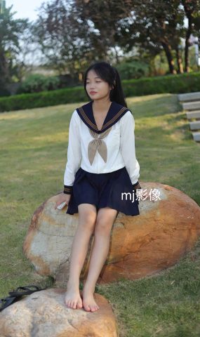 Pary摄影 NO.110 大学生小然户外展示37码嫩脚[98P]