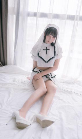 微博红人Coser@抱走莫子aa 纯白修女 在现浏览