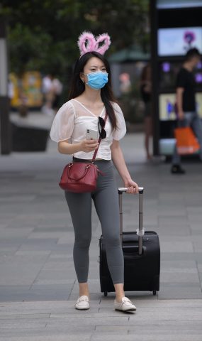 魔镜街拍 NO.054 街拍仅身裤小解解 [44P]