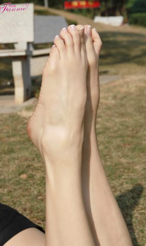 Fannie芬妮每足园 No.587 园林秋色 裸足2[52P]