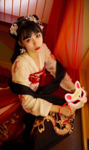 虫皿虫皿  – 龙母汉服[16P]