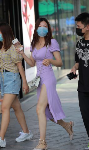 精选街拍作品 NO.1692 四九城嘎子街拍作品 – 紫色包臀裙女友[52P]