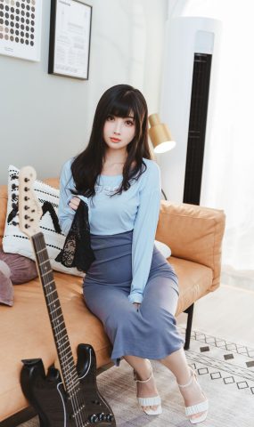 rioko凉凉子 – 吉他妹妹系带裙[45P]