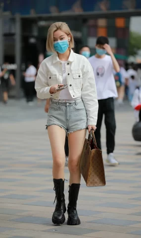 唯美街拍 NO.1053 热裤短发小解解 [105P]