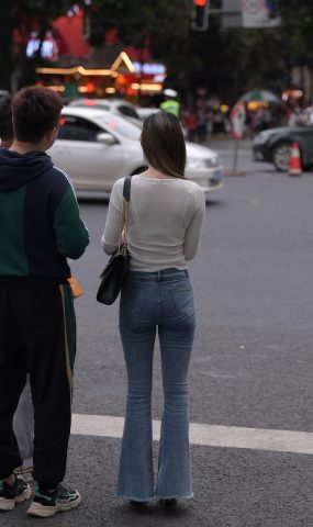 精选街拍作品 NO.1795 视觉冲击街拍作品 – 长腿紧牛小解解，身材真棒[88P]