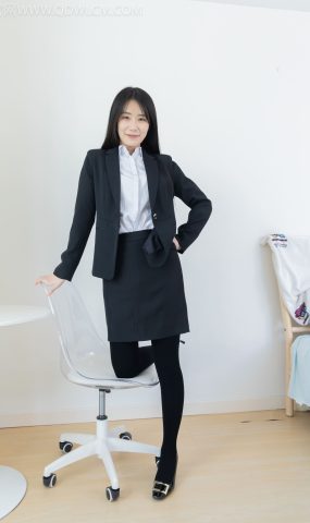 勿恋传媒 NO.2318 菜菜-OL至服、高跟鞋、三双厚黑丝叠穿、袜腰展示[120P]