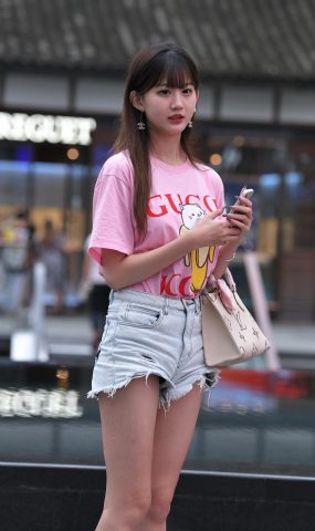 唯美街拍 NO.1180 粉衣牛仔热裤小解解（2） [106P]