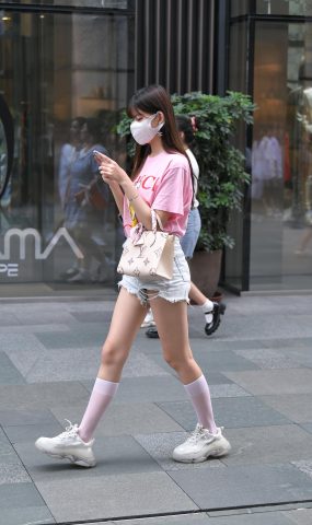 唯美街拍 NO.1179  粉衣牛仔热裤小解解（1） [106P]