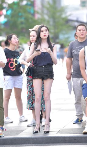 精选街拍作品 NO.1568 摄神街拍作品 – 纯天然的大长腿热裤小解解[87P]