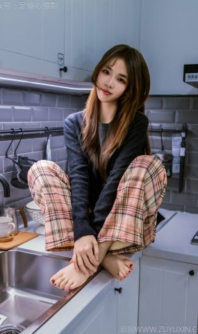 足愉心 NO.032 软软（搭配：黑色外套、黄色格子长裤、毛绒拖鞋、粉色棉袜、裸足）[105P]