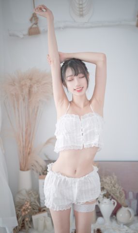 周叽是可爱兔兔 – 白色睡衣[23P]