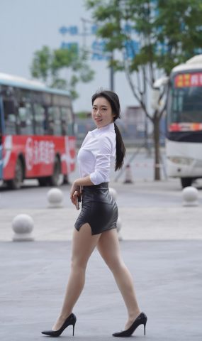 唯美街拍 NO.1096 紧俏的至服皮裙女孩 (5) [44P]
