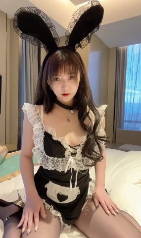 小女巫露娜  – 兔女郎女仆[19P]