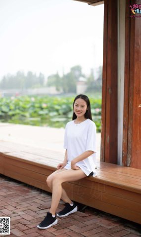 勿恋传媒 No.032 清水出芙蓉,天然去雕饰,黑色跑鞋配纯纯白棉袜 [178P]
