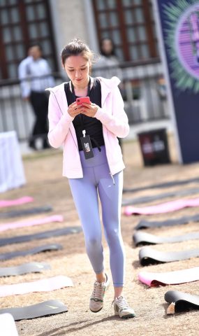 精选街拍作品 NO.1579 咔喳街拍作品 – 粉衣兰裤[40P]