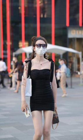 魔镜街拍 NO.153 极品包臀短裙嫩白小解解 [92P]