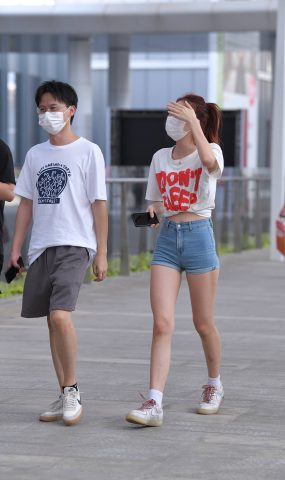 精选街拍作品 NO.1864 仅身热裤美女[68P]