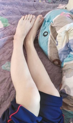 脚模面试脸足同框套路系列-069-穿着校服裤子各种姿势拍脚[4P]