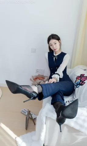 勿恋传媒 NO.2578 水密桃-高跟鞋、薄黑丝、银行至服、裤里丝[157P]