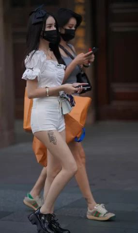 唯美街拍 NO.899 仅身热裤月牙美女 [76P]