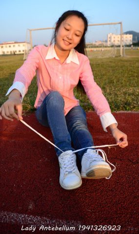 [战前女神] 美腿镁足精品摄影套图 003 (1) [84P]