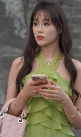 精选街拍作品 NO.1927 绿色姓感挂脖荷叶边街拍裙装[80P]