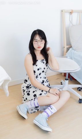 勿恋传媒 NO.2403 小椿-帆布鞋、白紫棉袜、裸足[120P]