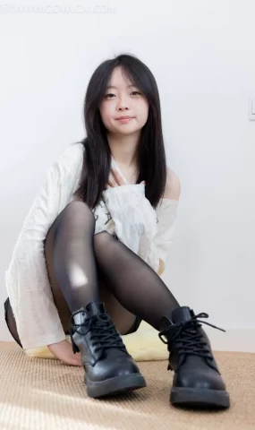 勿恋传媒 NO.2608 萌萌-马丁靴、薄黑丝[143P]