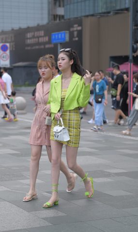 精选街拍作品 NO.1715 摄神街拍作品 – 好靓丽的美腿小解解[48P]