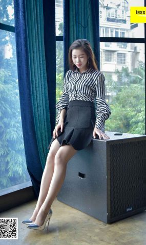 [IESS异思趣向] 2018.01.14 丝享家147：《银色超高细跟肉丝》来来 在现浏览