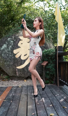 唯美街拍 NO.1028 艾小青白色旗袍肉丝游天鹿湖公园 （3）[72P]