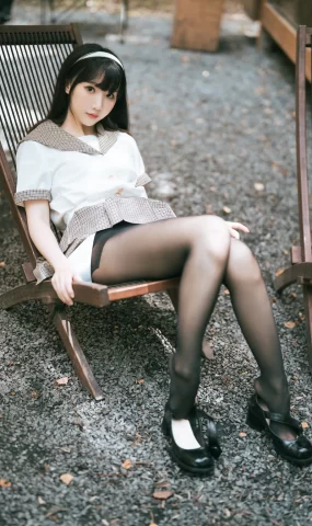 面饼仙儿 – 黑丝露营JK[17P]