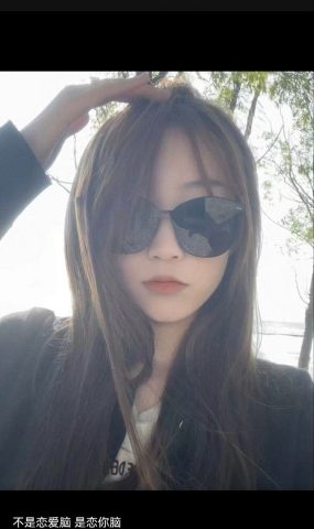 脚模面试脸足同框套路系列-006-08号-重磅女大学生 俯视秀足 挑鞋 展示[6P]