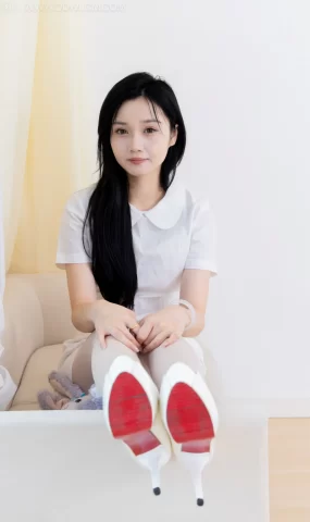 勿恋传媒 NO.2519 橙子-高跟鞋、油亮薄白丝、互士服[160P]