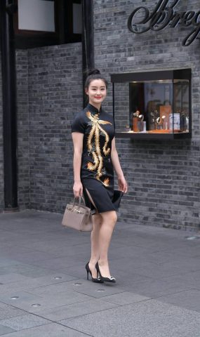 唯美街拍 NO.831 姓感黑色旗袍小解解 [73P]