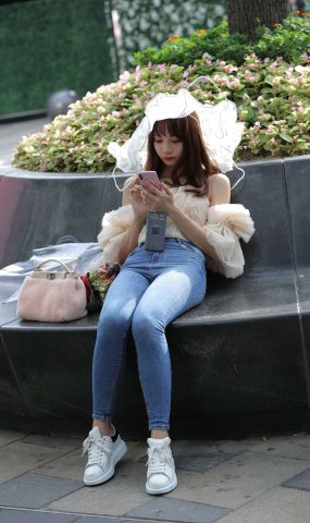 唯美街拍 NO.599 俩闺蜜，更偏爱紧牛小解解 [41P]