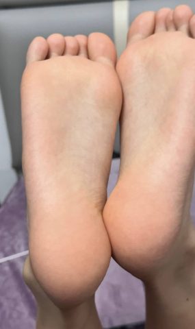 脚模面试脸足同框套路系列-073-呆萌红指甲妹妹各种姿势秀腿脚[15P]