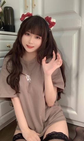 密桃少女是依酱呀 – T恤底下[8P]