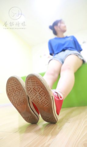 [誉铭传媒]袜足摄影 2019年 NO.038 牛仔短裤妹字的裸足[134P]